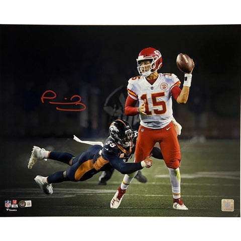 Patrick Mahomes Signed Autographed 16x20 Spotlight Photo Chiefs Becket Witnessed